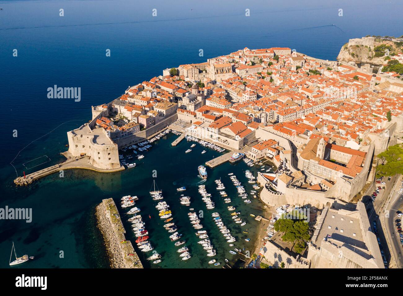 Vue imprenable sur la célèbre vieille ville médiévale de Dubrovnik Avec sa marina et ses murs fortifiés au bord de la mer Adriatique En Croatie Banque D'Images