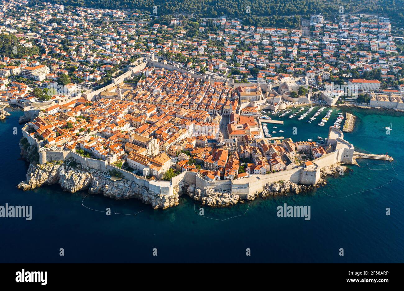 Vue imprenable sur la célèbre vieille ville médiévale de Dubrovnik Avec murs fortifiés massifs au bord de la mer Adriatique en Croatie Banque D'Images
