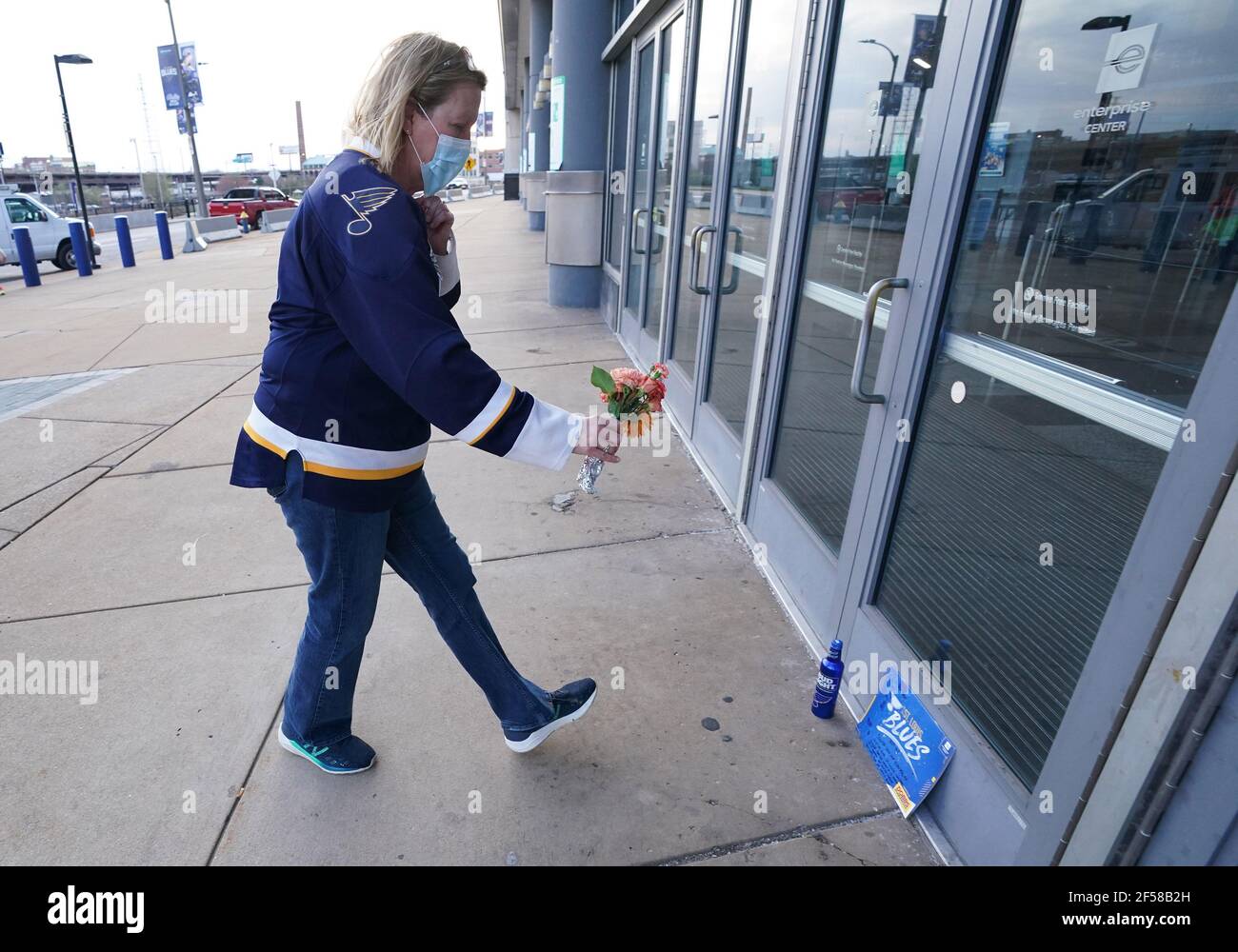 DOSSIER: Terry Mueller, fan de St Louis Blues, laisse des fleurs à un petit mémorial pour l'ancien joueur de St Louis Blues Bob Plager au Enterprise Centre de St Louis le mercredi 24 mars 2021. Plager 78, a été tué dans un accident de la route et a passé 50 ans dans le cadre de l'organisation de St Louis Blues. Photo du fichier par Bill Greenblatt/UPI Banque D'Images