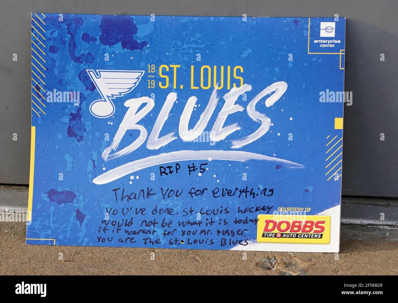 DOSSIER : un calendrier avec un message écrit à l'ancien joueur de hockey Bob Plager de St Louis Blues, est laissé à un monument commémoratif au Enterprise Centre de St. Louis le mercredi 24 mars 2021. Plager 78, a été tué dans un accident de la route et a passé 50 ans dans le cadre de l'organisation de St Louis Blues. Photo du fichier par Bill Greenblatt/UPI Banque D'Images