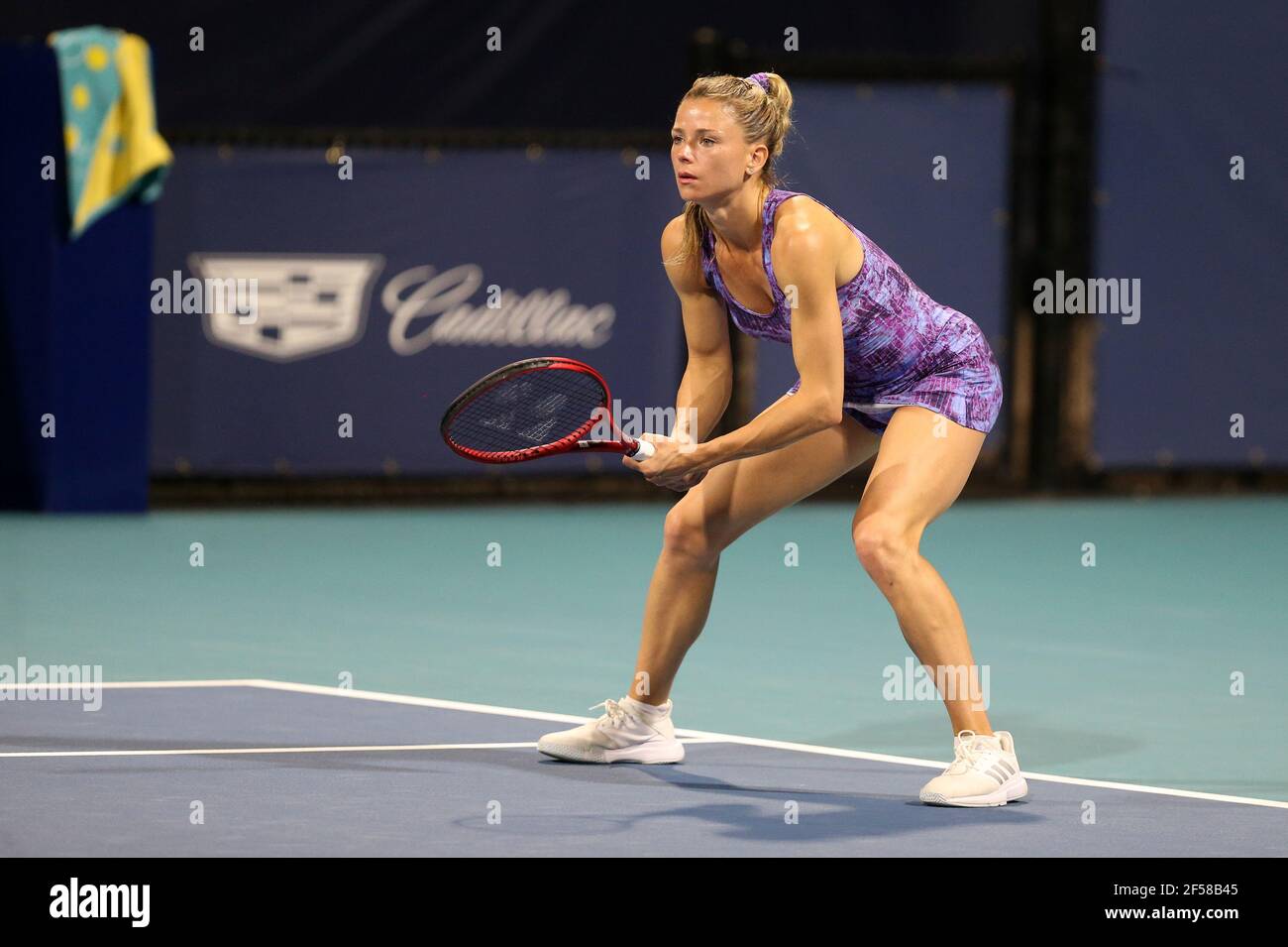 MIAMI GARDENS, FL - MARS 24: Camila Giorgi vu jouer le jour 3 de la Miami Open le 24 mars 2021 au Hard Rock Stadium à Miami Gardens, Floride personnes: Camila Giorgi crédit: Storms Media Group/Alay Live News Banque D'Images