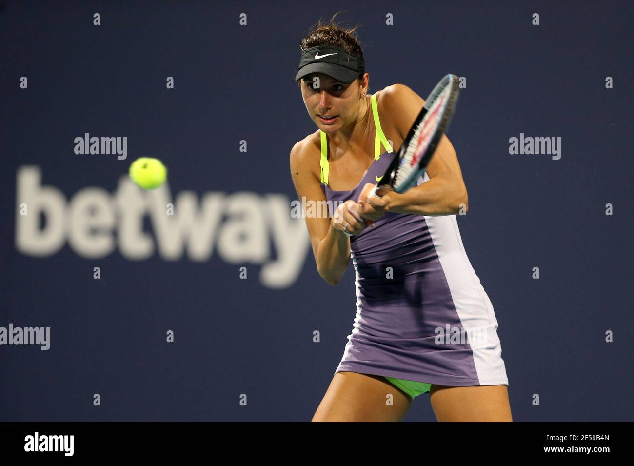 MIAMI GARDENS, FL - MARS 24: OCEANE Dodin vu jouer le jour 3 de l'ouverture de Miami le 24 mars 2021 au Hard Rock Stadium à Miami Gardens, Floride personnes: OCEANE Dodin crédit: Storms Media Group/Alay Live News Banque D'Images