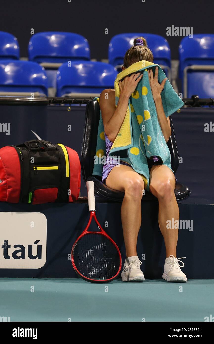 MIAMI GARDENS, FL - MARS 24: Camila Giorgi vu jouer le jour 3 de la Miami Open le 24 mars 2021 au Hard Rock Stadium à Miami Gardens, Floride personnes: Camila Giorgi crédit: Storms Media Group/Alay Live News Banque D'Images