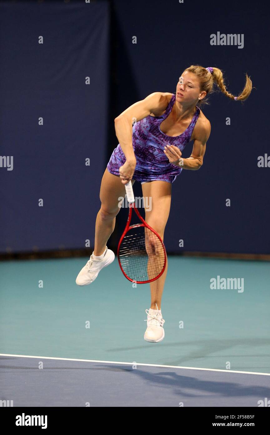 MIAMI GARDENS, FL - MARS 24: Camila Giorgi vu jouer le jour 3 de la Miami Open le 24 mars 2021 au Hard Rock Stadium à Miami Gardens, Floride personnes: Camila Giorgi crédit: Storms Media Group/Alay Live News Banque D'Images