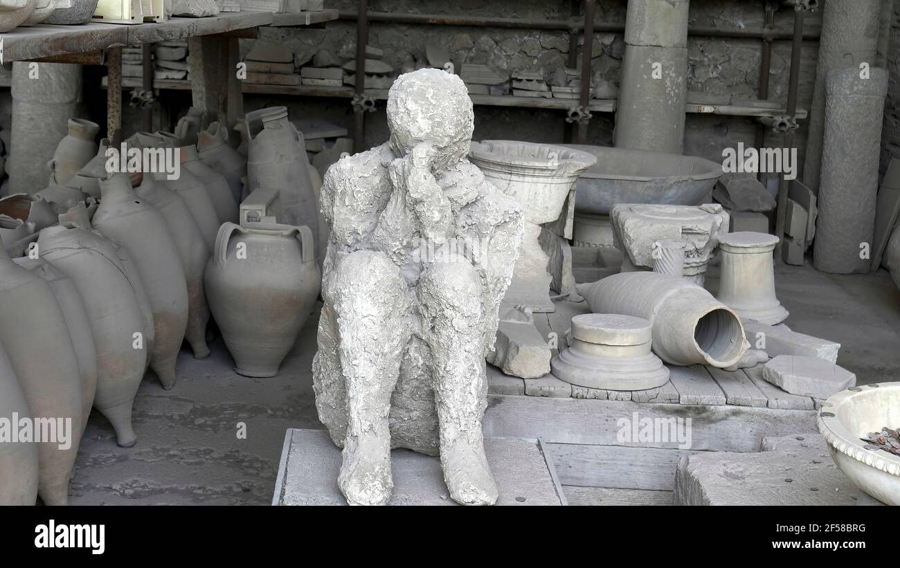 NAPLES, ITALIE - 13 JUIN 2019 : plâtre d'une victime en position assise sur les ruines de pompéi Banque D'Images