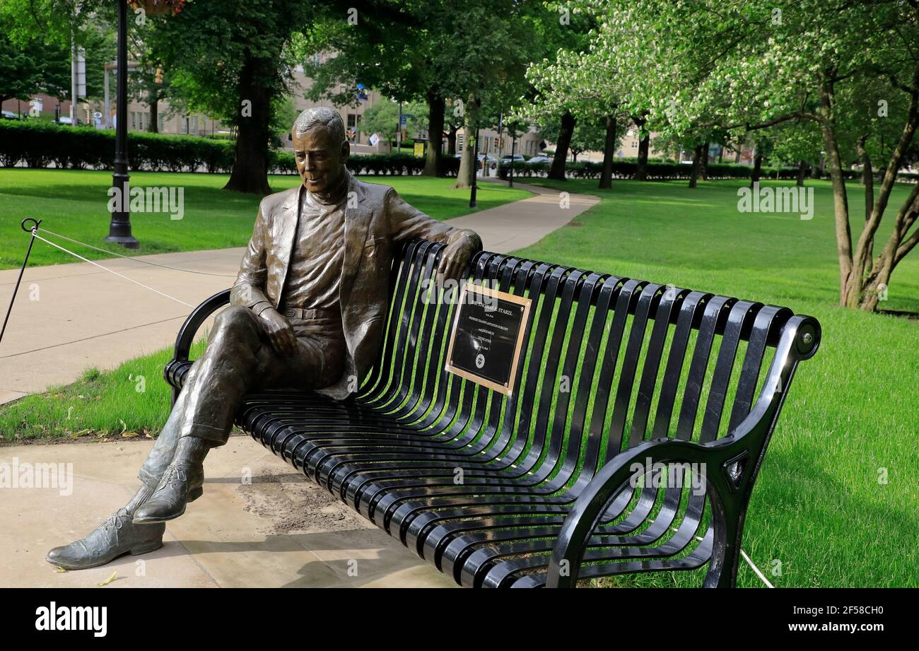 Le banc de mémoire et la statue de l'expert en transplantation d'organes Thomas Earl Starzl à l'intérieur du campus de l'Université de Pittsburgh.Pittsburgh.Pennsylvania.USA Banque D'Images