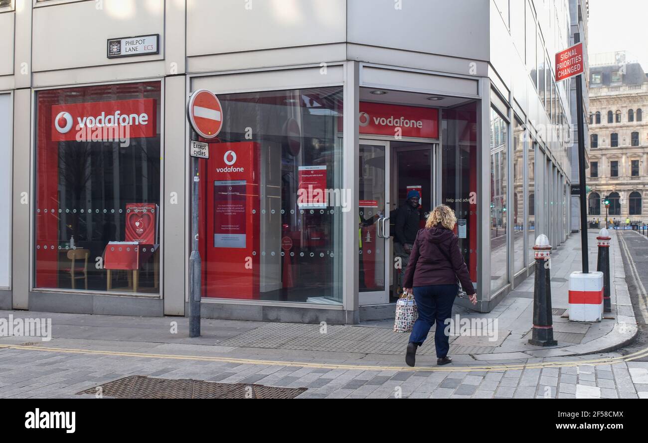 Londres, Royaume-Uni. 2 mars 2021. Une femme passe devant l'une des succursales Vodafone du centre de Londres, Philpot Lane. Credit: Petra Figueroa/SOPA Images/ZUMA Wire/Alay Live News Banque D'Images