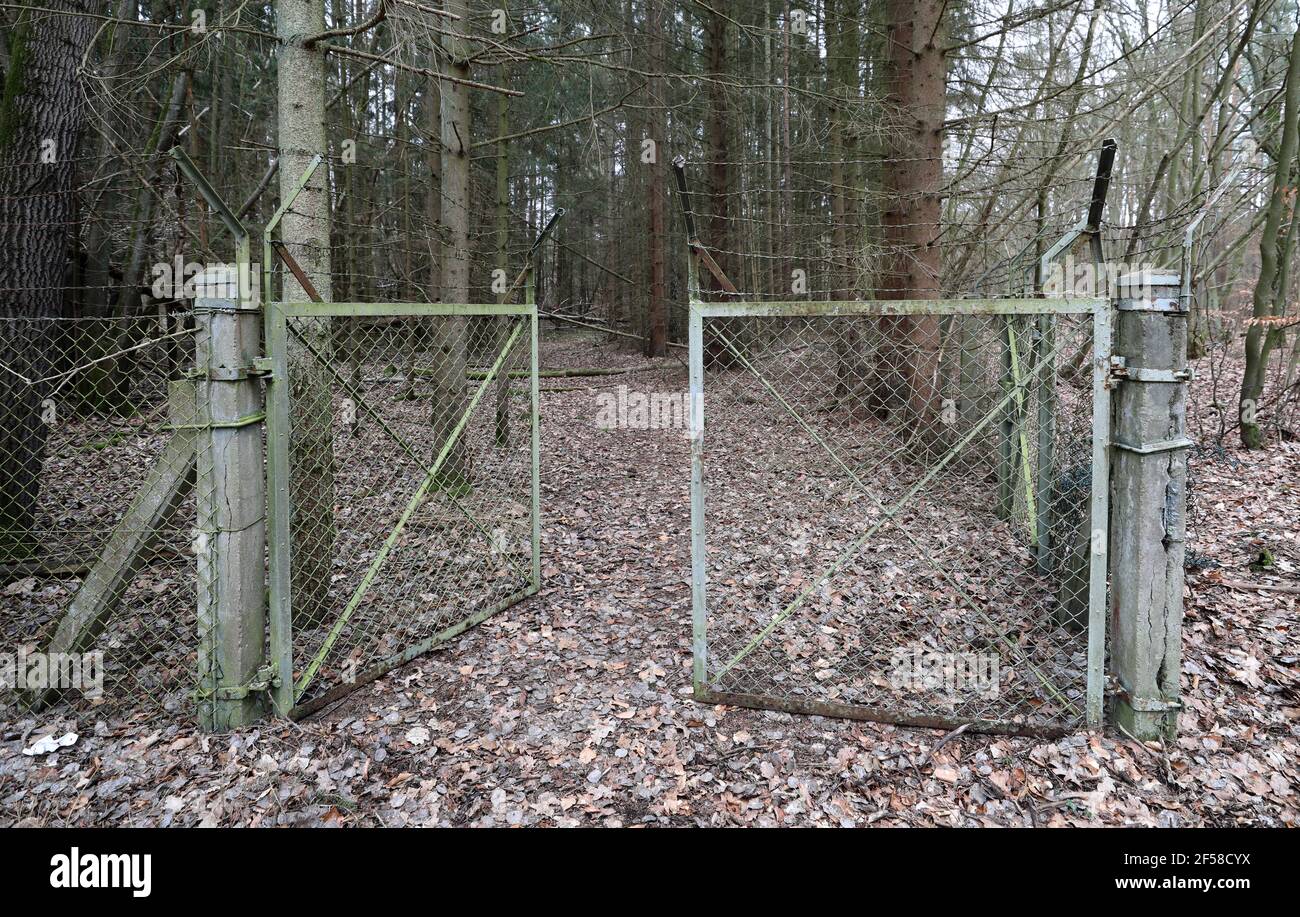 23 mars 2021, Mecklembourg-Poméranie occidentale, Hohenzieritz : une porte d'entrée surclimatiques à l'entrée du bunker protecteur pour la direction du district SED Neubrandenburg dans une zone boisée. Le site sera mis aux enchères par Deutsche Grundstücksauktionen AG (Berlin) le 25.03.2021. L'offre minimale pour environ 280 mètres carrés de zone utilisable de bunker comprenant 5000 mètres carrés de forêt sécurisée avec barbelé est de 7000 euros. Lors de la vente aux enchères, qui aura lieu via Internet en raison des restrictions de Corona, 78 propriétés, principalement de l'Allemagne de l'est, seront mises à la vente. Photo: Bernd Wüstneck/dp Banque D'Images