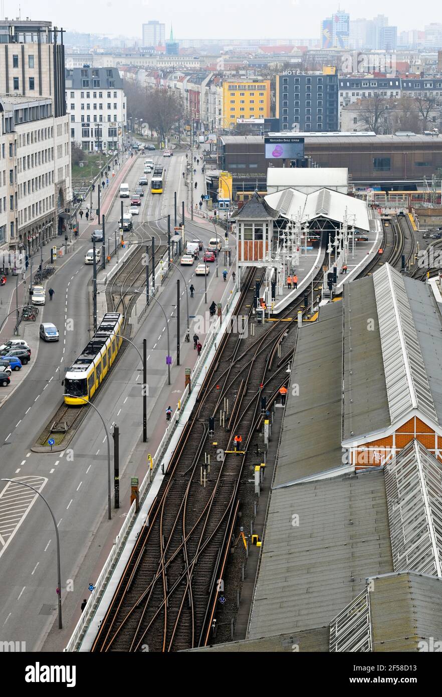 Berlin, Allemagne. 24 mars 2021. Vue sur les pistes de métro et de tramway de Friedrichshain à la station de métro Warschauer Straße. Depuis avril 2020, des travaux de rénovation du viaduc élevé sont en cours ici et devraient durer un an. Entre les arrêts Kottbusser Tor et Warschauer Straße, aucun train ne fonctionne. Les bus seront utilisés. Credit: Jens Kalaene/dpa-Zentralbild/ZB/dpa/Alay Live News Banque D'Images