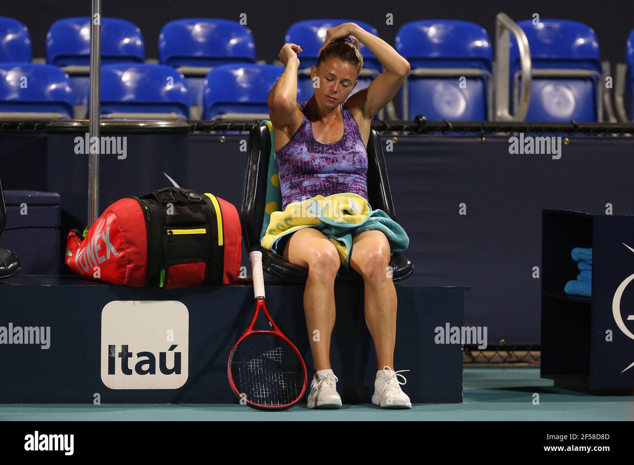 Miami Gardens, Floride, États-Unis. 24 mars 2021. Camila Giorgi vu jouer le jour 3 de l'Open de Miami le 24 mars 2021 au Hard Rock Stadium à Miami Gardens, Floride personnes: Camila Giorgi crédit: Hoo Me/Media Punch/Alay Live News Banque D'Images