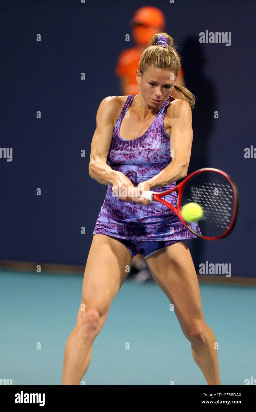 Miami Gardens, Floride, États-Unis. 24 mars 2021. Camila Giorgi vu jouer le jour 3 de l'Open de Miami le 24 mars 2021 au Hard Rock Stadium à Miami Gardens, Floride personnes: Camila Giorgi crédit: Hoo Me/Media Punch/Alay Live News Banque D'Images
