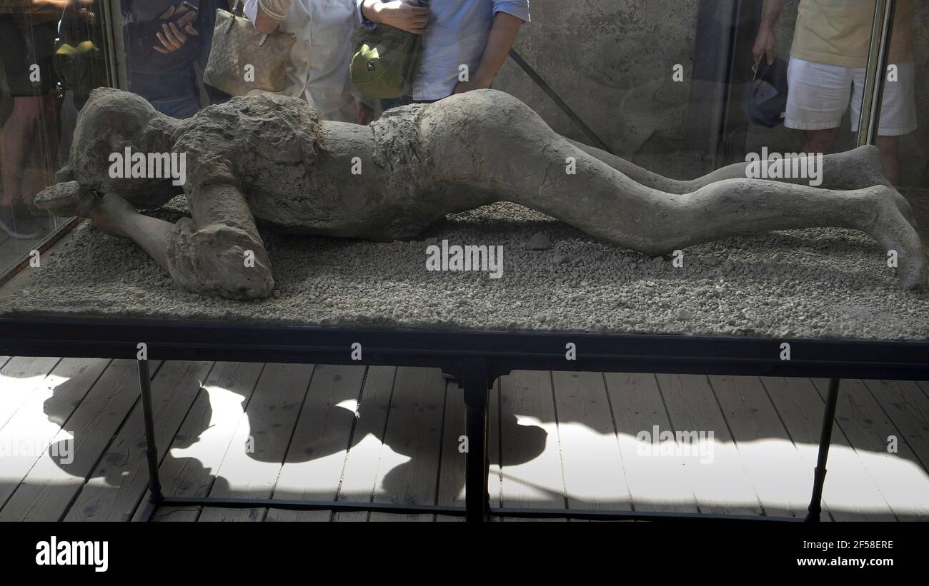 NAPLES, ITALIE - 13 JUIN 2019 : plâtre d'une victime femelle, dans un étui en verre, sur les ruines de pompéi Banque D'Images