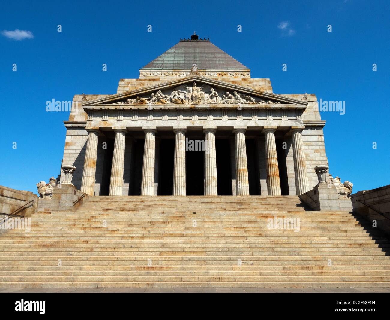 Le Sanctuaire du souvenir à Melbourne. Mémorial de guerre, musée et monument situé dans le domaine de Kings. Victoria, Australie. Banque D'Images