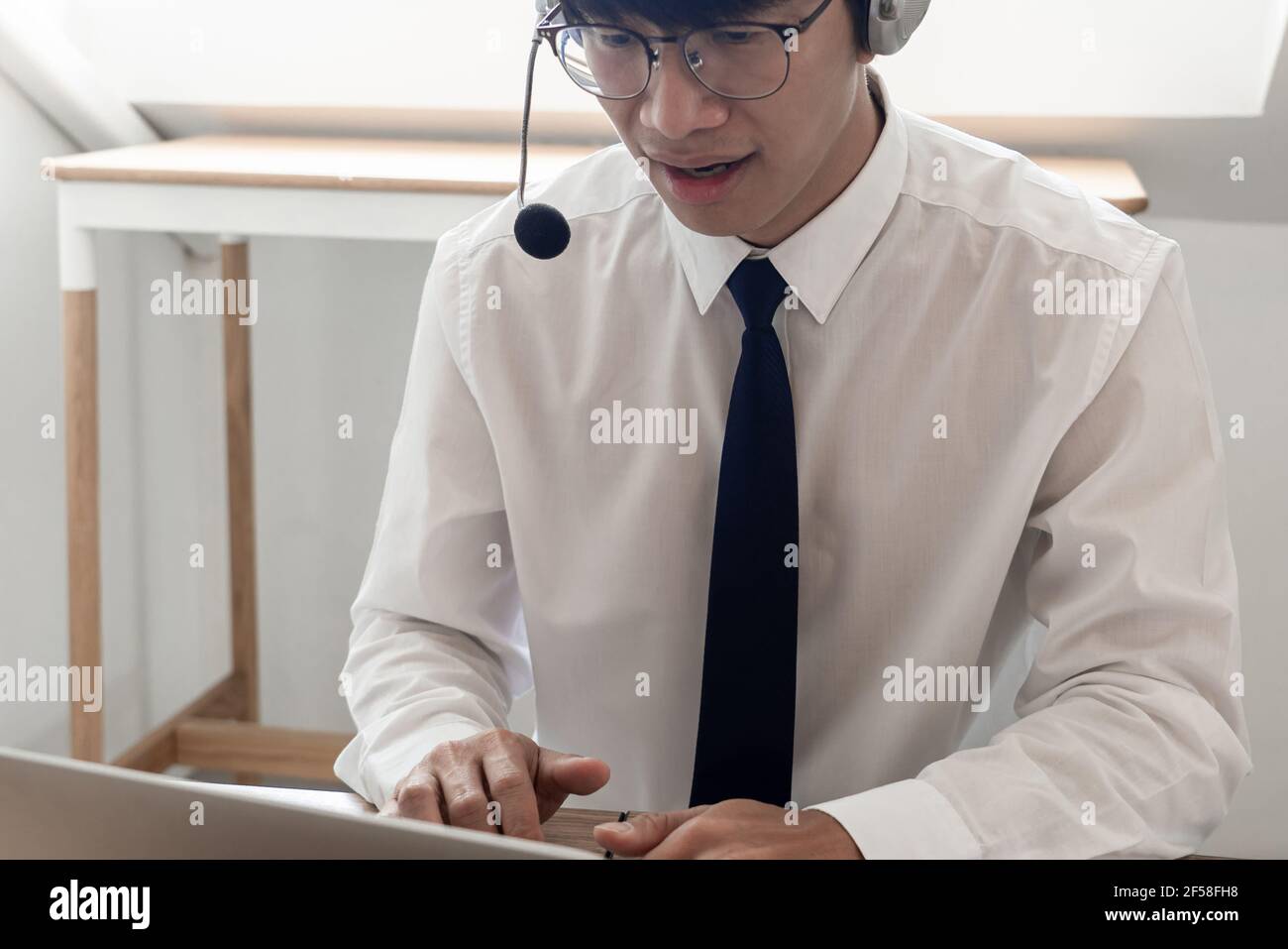 jeune homme confiant opérateur de centre d'appels, représentant du service clientèle son travail au téléphone avec un casque Banque D'Images