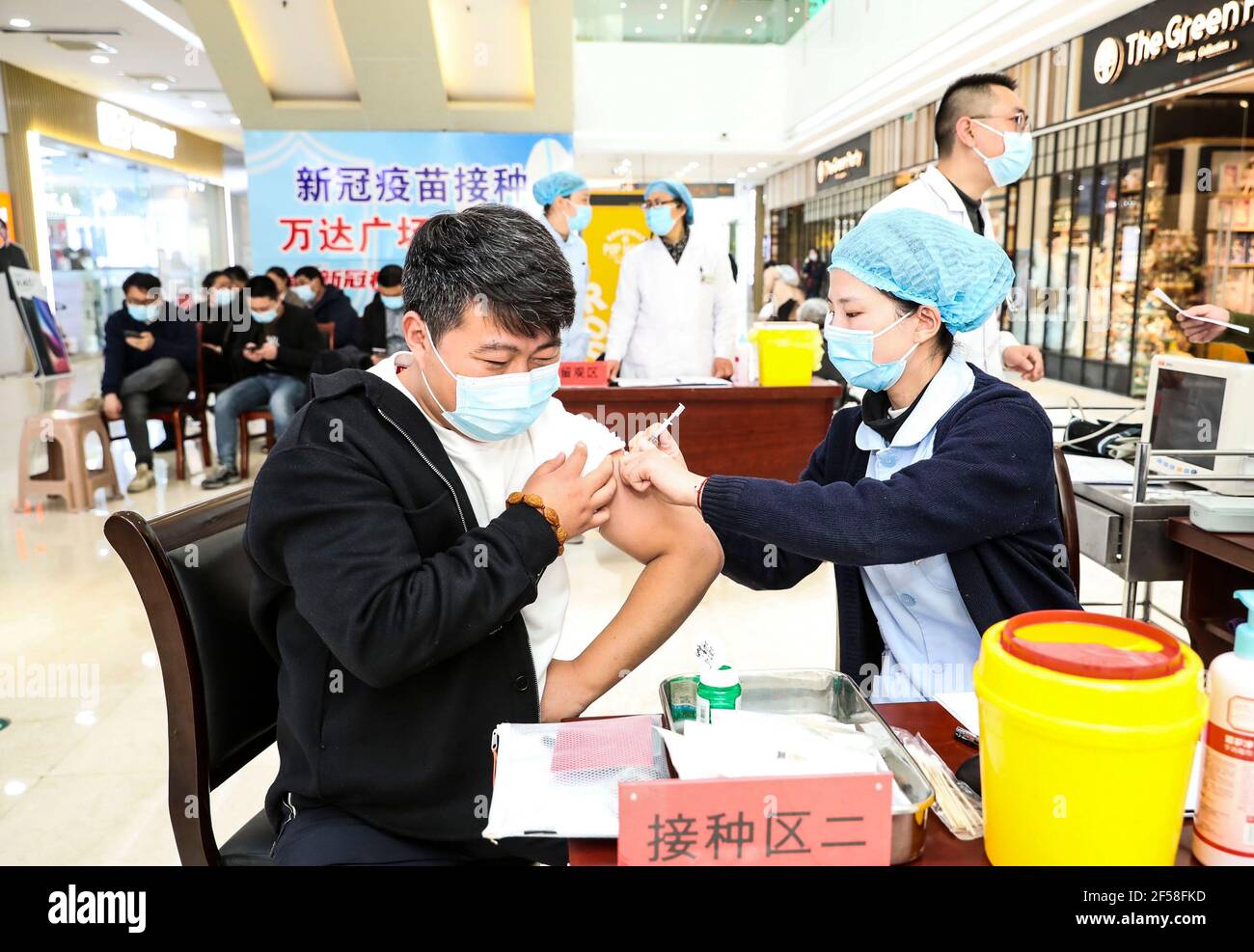 HUAI'AN, CHINE - le 25 MARS 2021 - UN citoyen se fait vacciner sur un site de vaccination situé à Huai 'an, dans la province de Jiangsu, en Chine orientale, le 25 mars 2021. (Photo de Zhao Qirui/Costfoto/Sipa USA) crédit: SIPA USA/Alay Live News Banque D'Images
