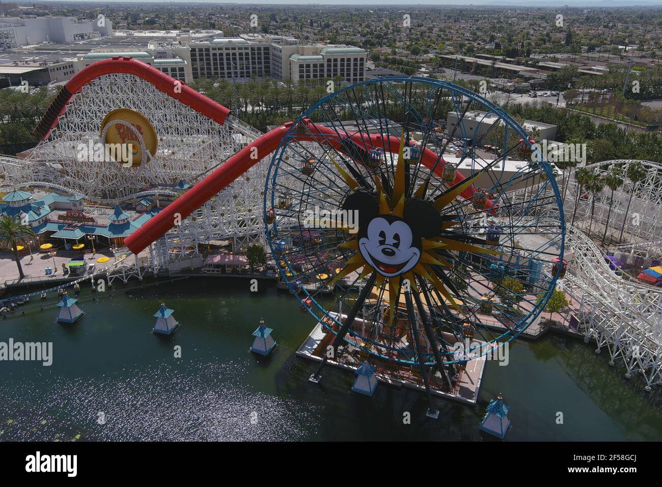 Une vue aérienne de Mickey's Fun Wheel et de l'Indricoaster Roller montagnes russes au parc Disney California Adventure, le mercredi 24 mars 2021, à Anahe Banque D'Images