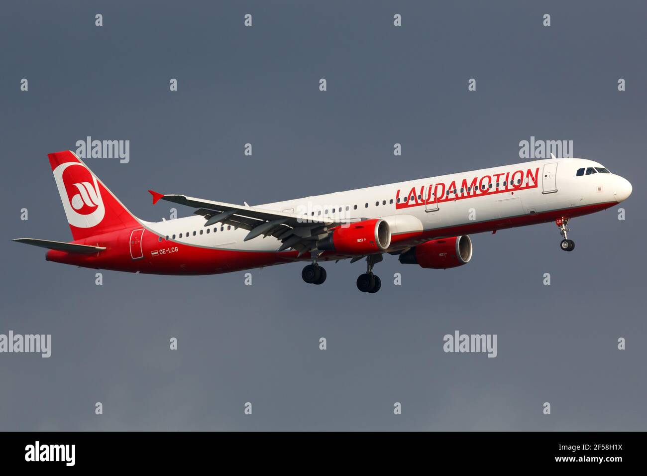Palma de Mallorca, Espagne - 21 juillet 2018 : atterrissage d'un avion Laudamotion Airbus A321 à l'aéroport de Palma de Majorque en Espagne. Airbus est un avion européen Banque D'Images