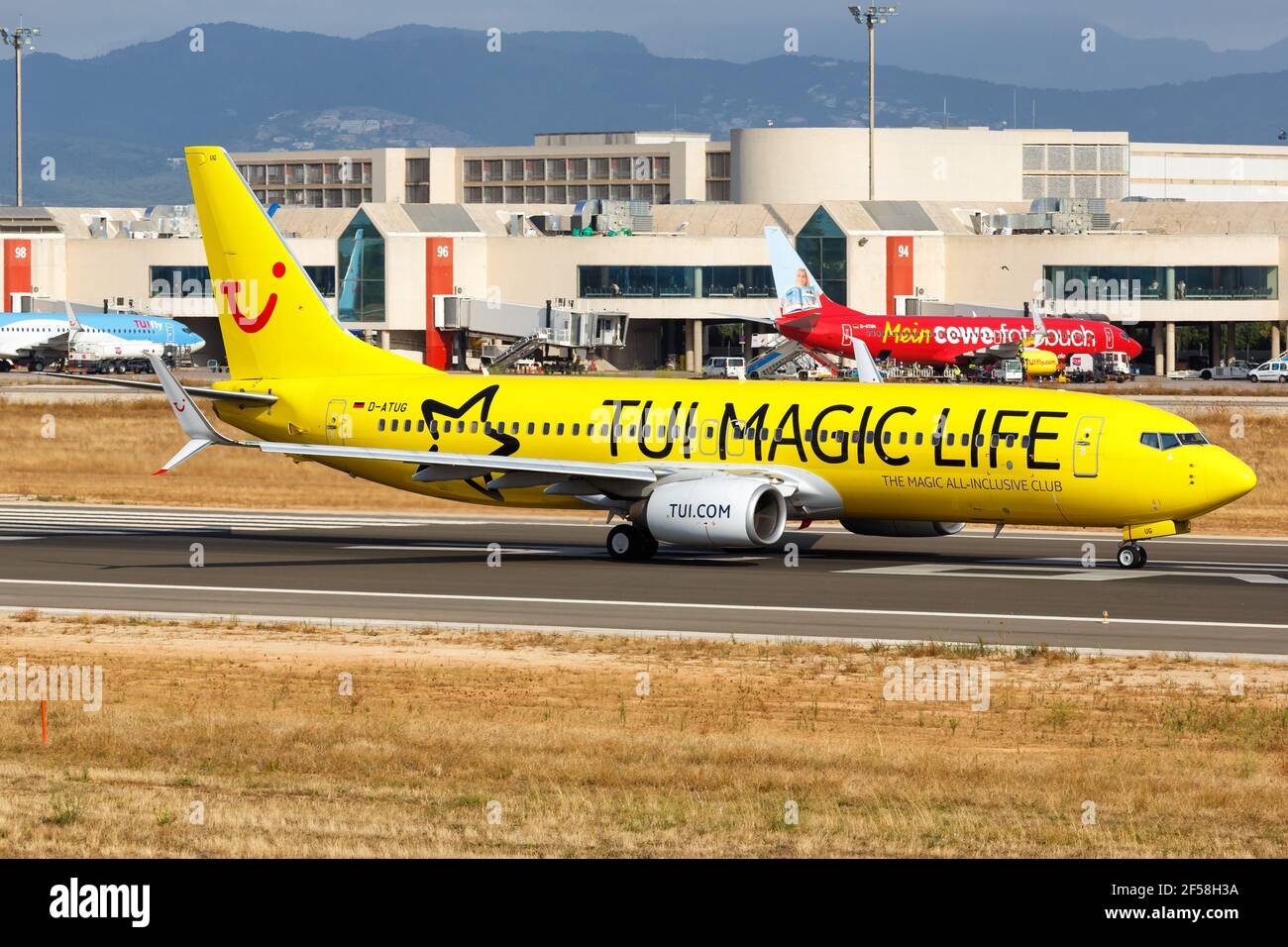 Palma de Mallorca, Espagne - 22 juillet 2018 : vol TUIfly Boeing B737-800 décollage à l'aéroport de Palma de Majorque en Espagne. Banque D'Images