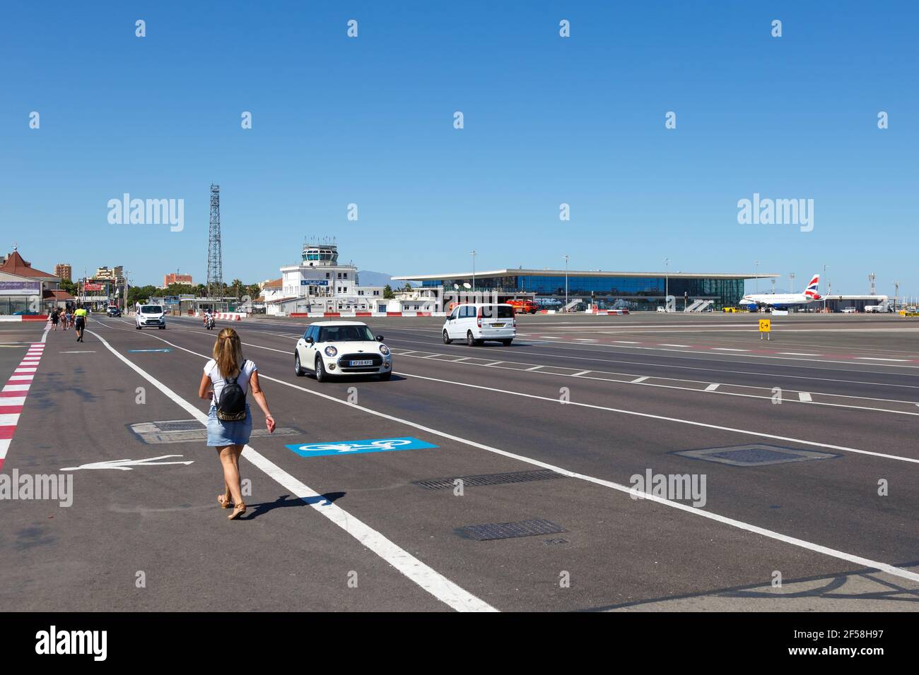 Gibraltar - 29 juillet 2018 : personnes marchant sur la piste de l'aéroport de Gibraltar. Banque D'Images
