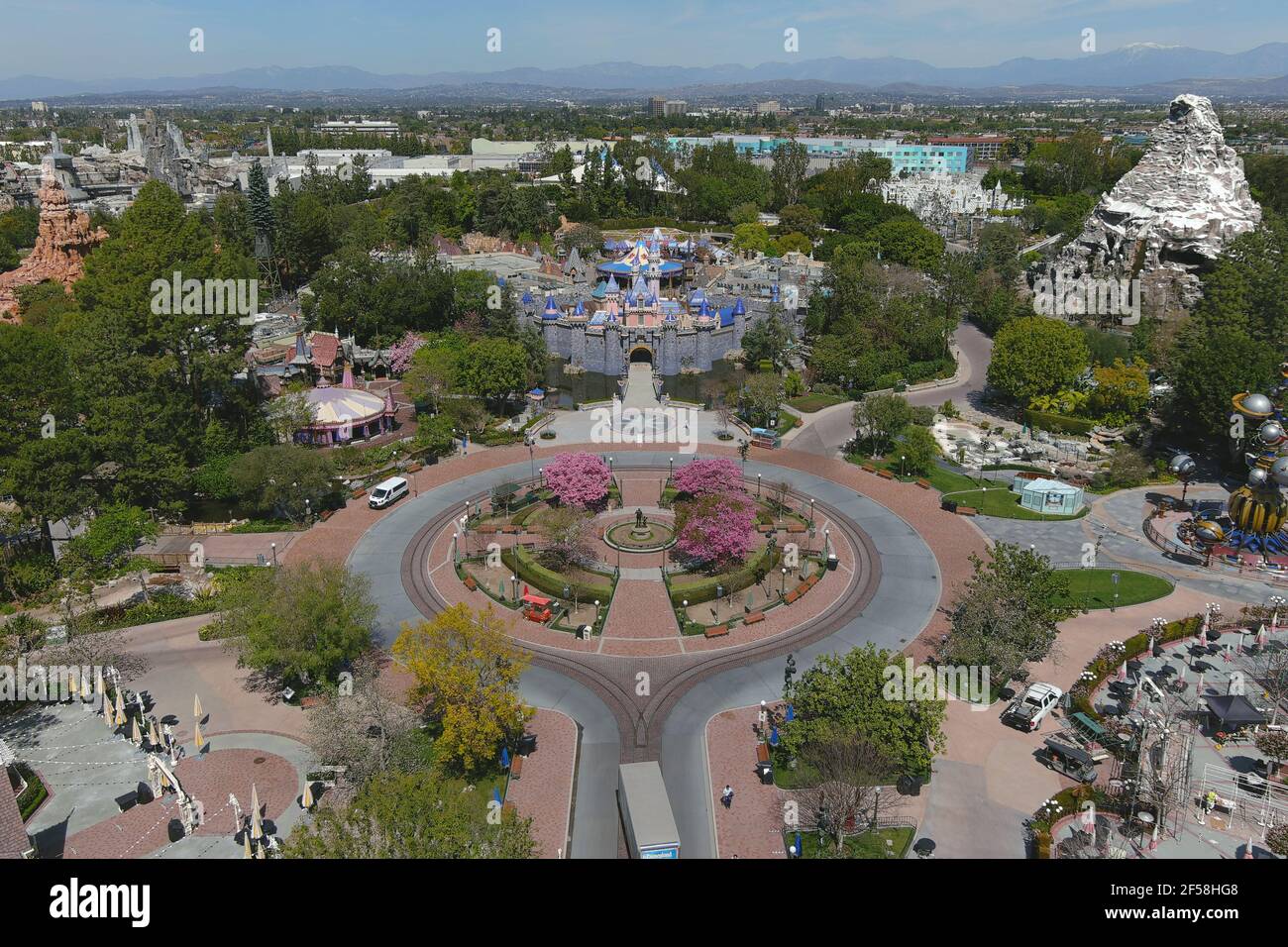 Une vue aérienne du Sleeping Beauty Castle à Disneyland Park, le mercredi 24 mars 2021, à Anaheim, Calif. Banque D'Images