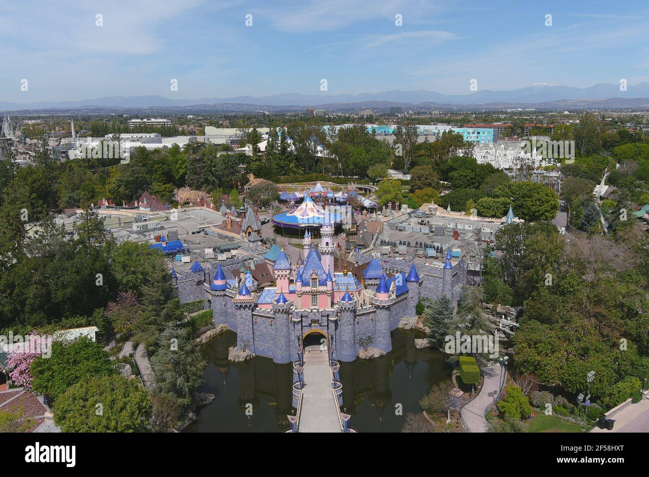 Une vue aérienne du Sleeping Beauty Castle à Disneyland Park, le mercredi 24 mars 2021, à Anaheim, Calif. Banque D'Images