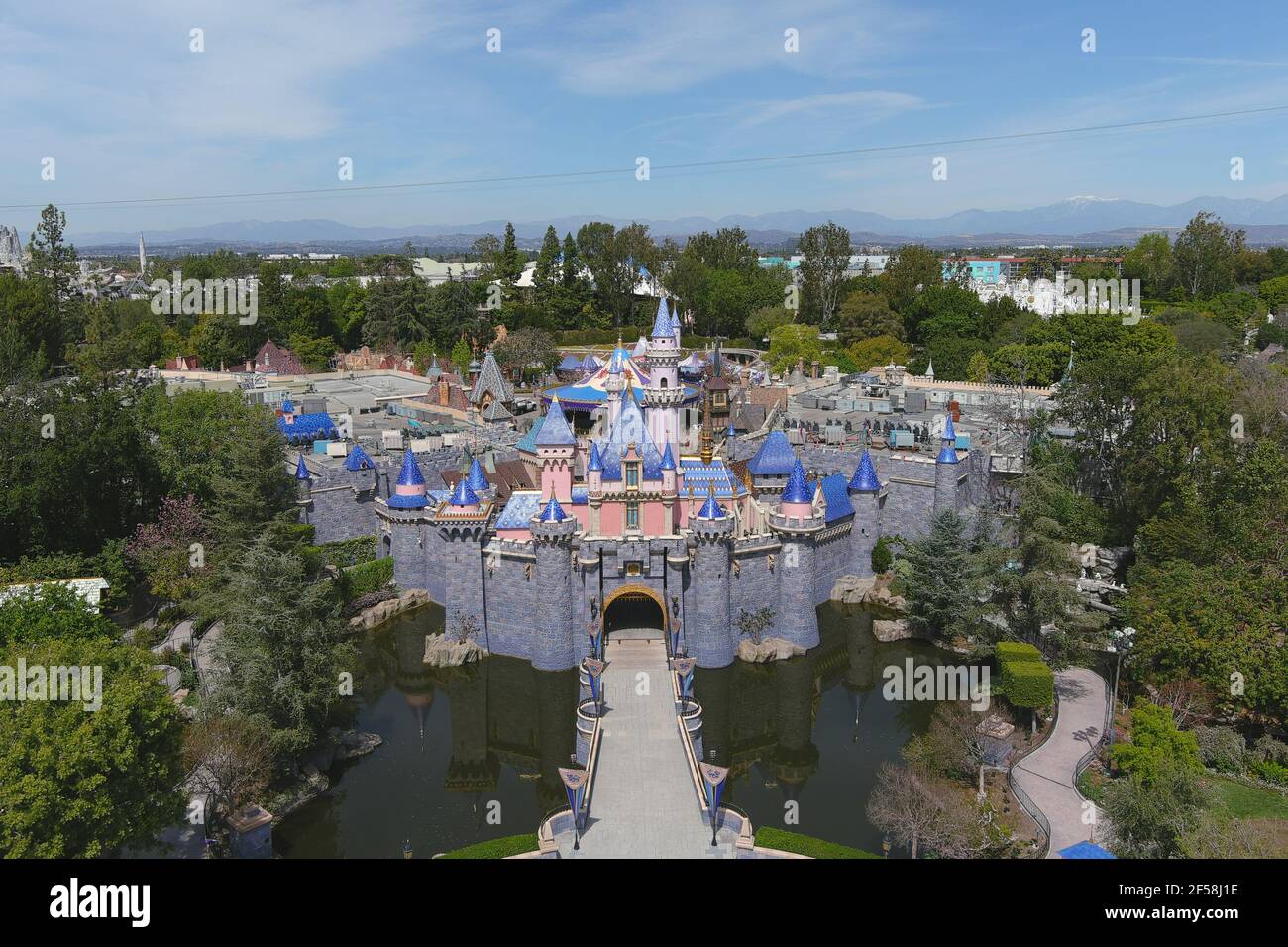 Une vue aérienne du Sleeping Beauty Castle à Disneyland Park, le mercredi 24 mars 2021, à Anaheim, Calif. Banque D'Images