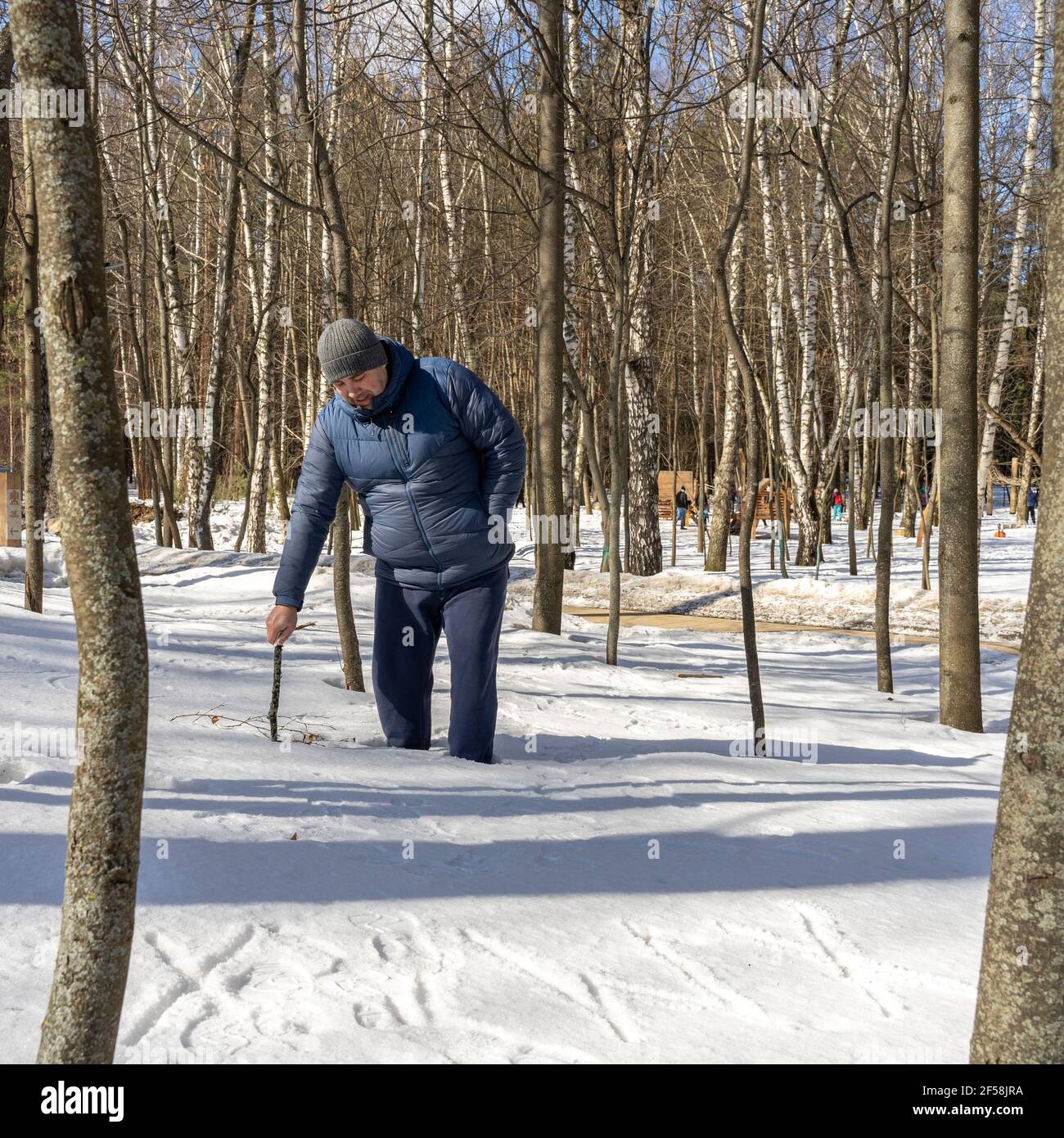 l'homme est tombé dans une dérive de neige. niveau de neige élevé. genou-profond dans la neige Banque D'Images