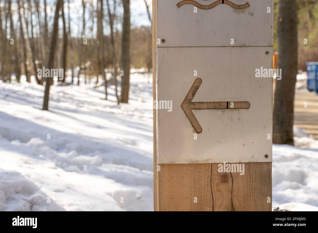 Flèche-pointeur dans la forêt d'hiver sur la piste de ski. Banque D'Images