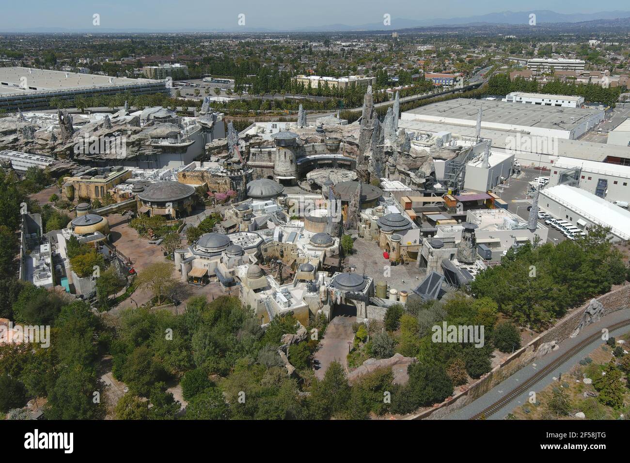 Une vue aérienne de Star Wars : Galaxy's Edge à Disneyland Park, le mercredi 24 mars 2021, à Anaheim, Calif. Banque D'Images