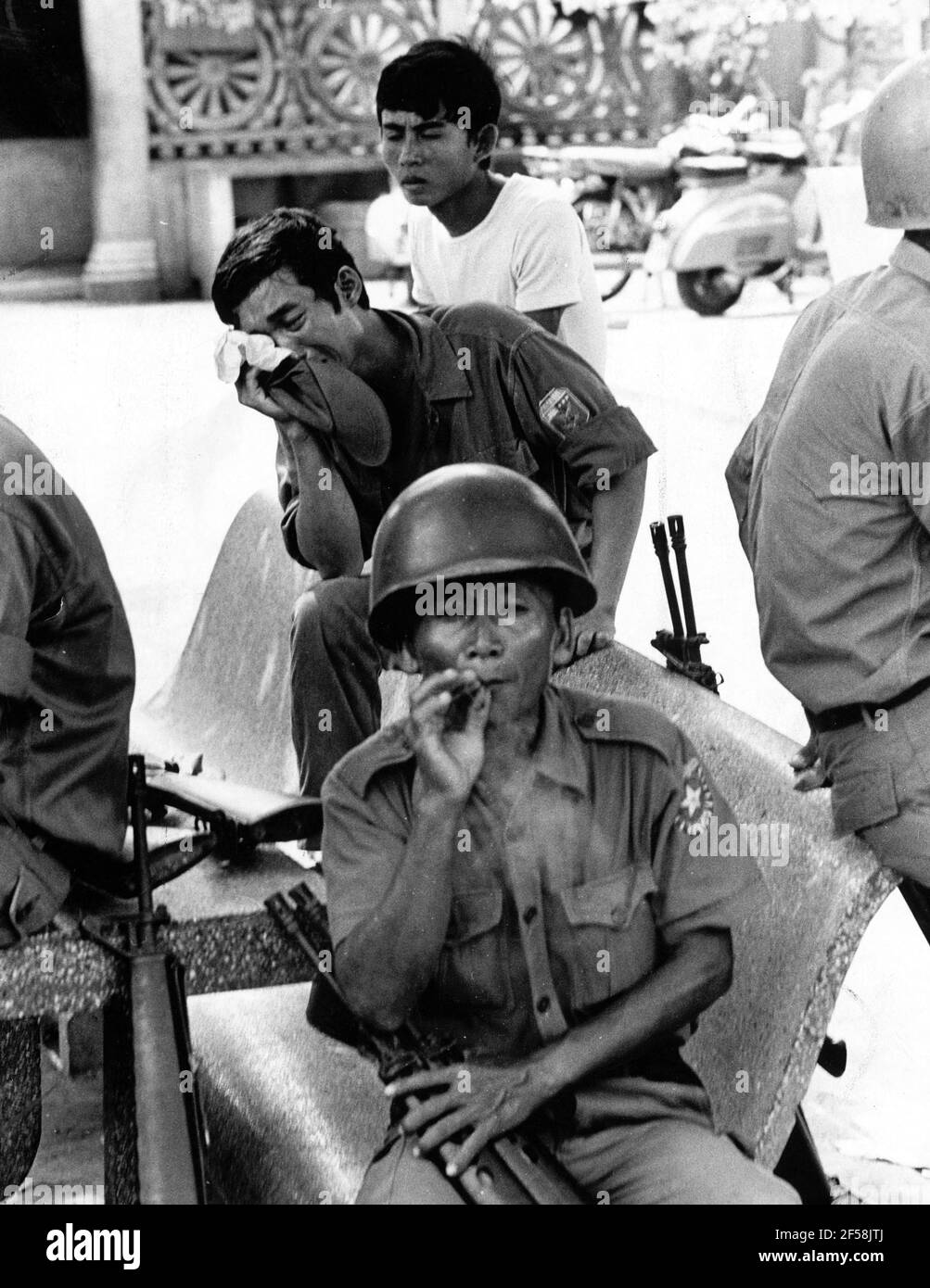 Phnom Penh 1975-04-15 UN soldat qui fume et un soldat qui pleure en arrière-plan. Photo: Sven-Erik Sjoberg / DN / TT / Code: 53 Banque D'Images