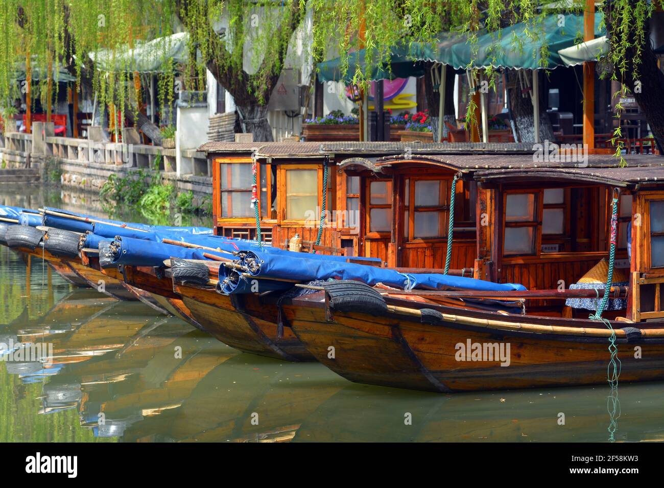 Bateaux de tourisme sur un canal à Zhouzhuang attendant les clients. Cette région pittoresque est citée comme la ville aquatique numéro 1 de Chine et est très populaire avec la visite. Banque D'Images