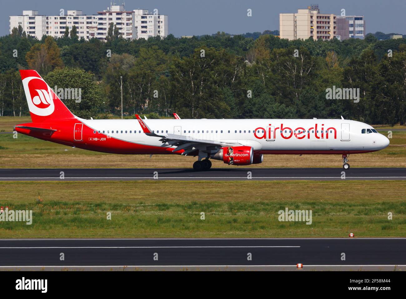 Berlin, Allemagne – 30. Août 2017 : Air Berlin Airbus A321 à l'aéroport de Berlin Tegel (TXL) en Allemagne. Airbus est un fabricant d'avions de Toulouse, Banque D'Images