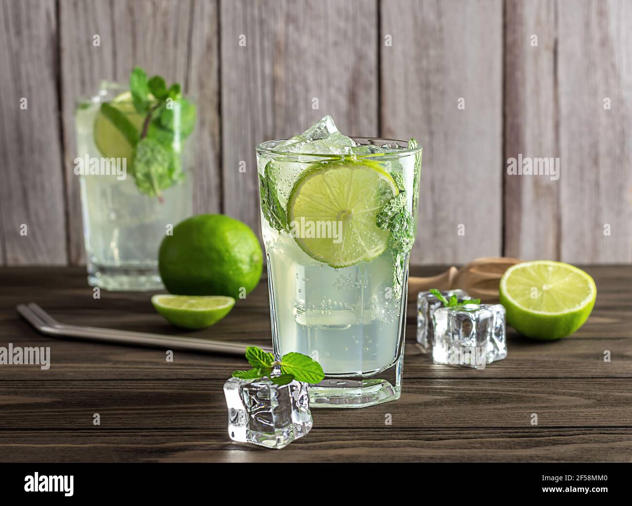 Eau fraîche et infusée à la menthe, cocktail, boisson détox, limonade. Banque D'Images