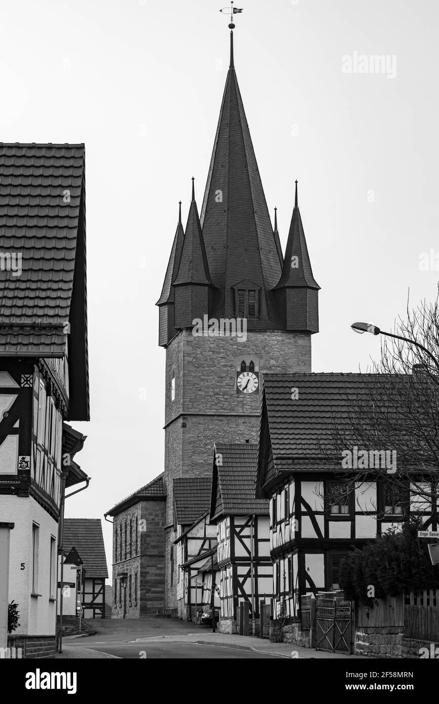 Le village une église de Netra à Hesse Allemagne Banque D'Images