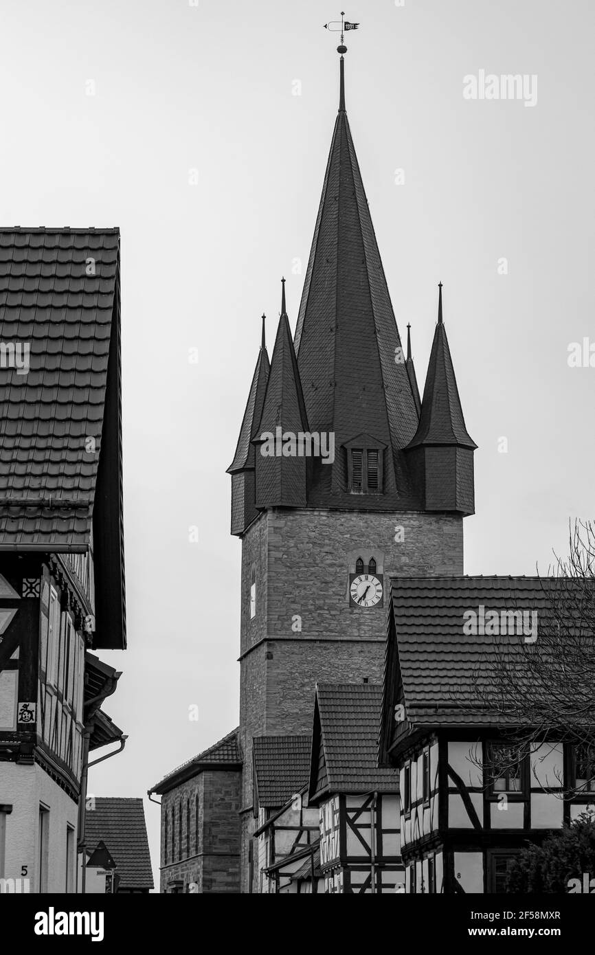 Le village une église de Netra à Hesse Allemagne Banque D'Images