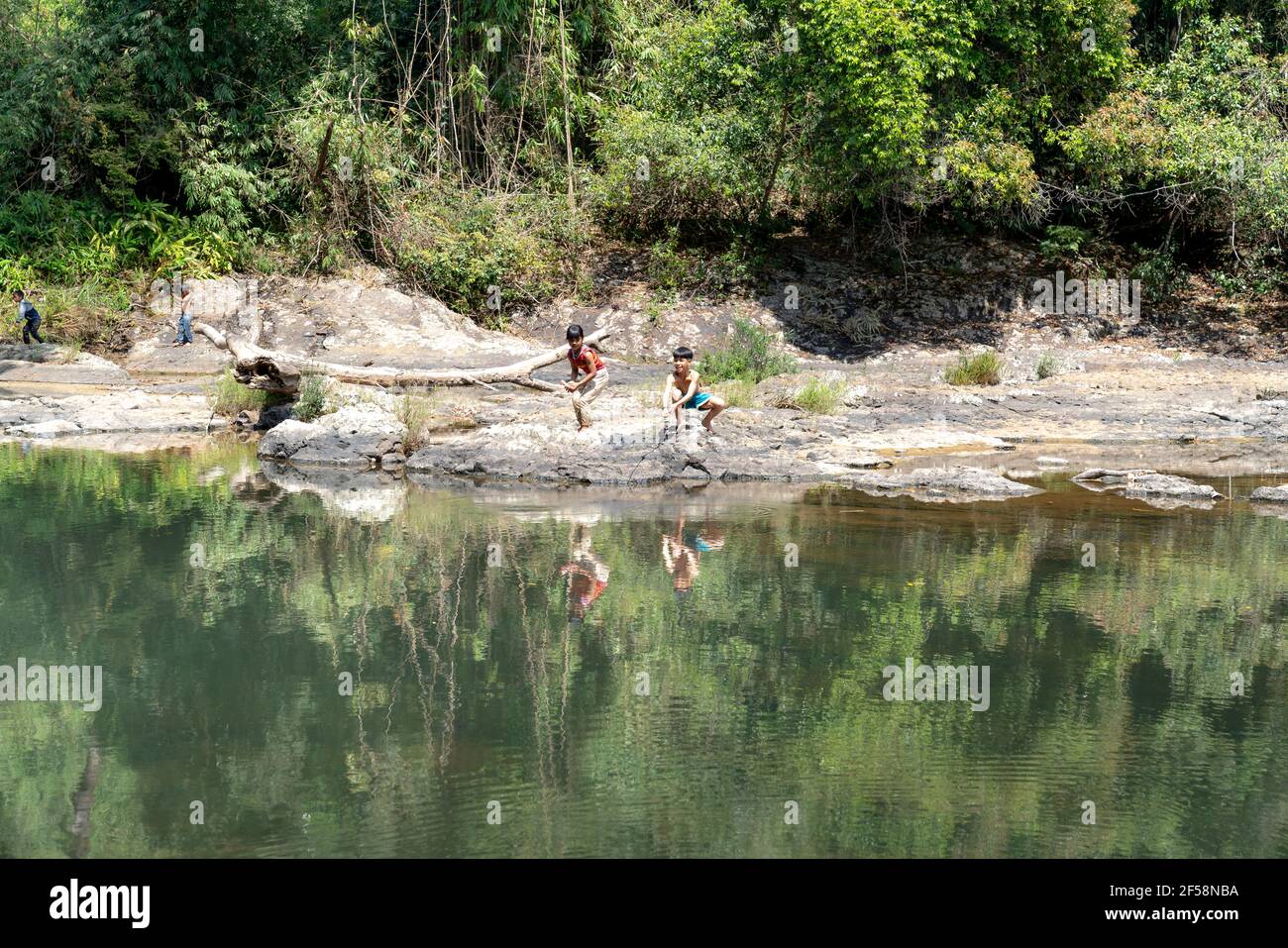 K 'quartier Bang, province de Gia Lai, Vietnam - 7 mars 2021 : les enfants issus de minorités ethniques pêchent dans les ruisseaux de la forêt tropicale du district de K' Bang, Gia Lai p Banque D'Images