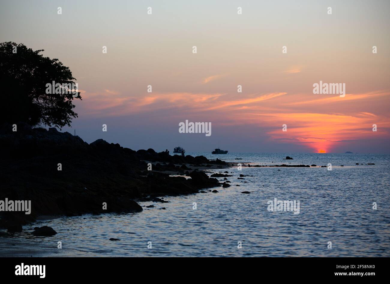 Magnifique coucher de soleil et silhouette de la plage à l'île de Lipe, province de Satun, Thaïlande Banque D'Images