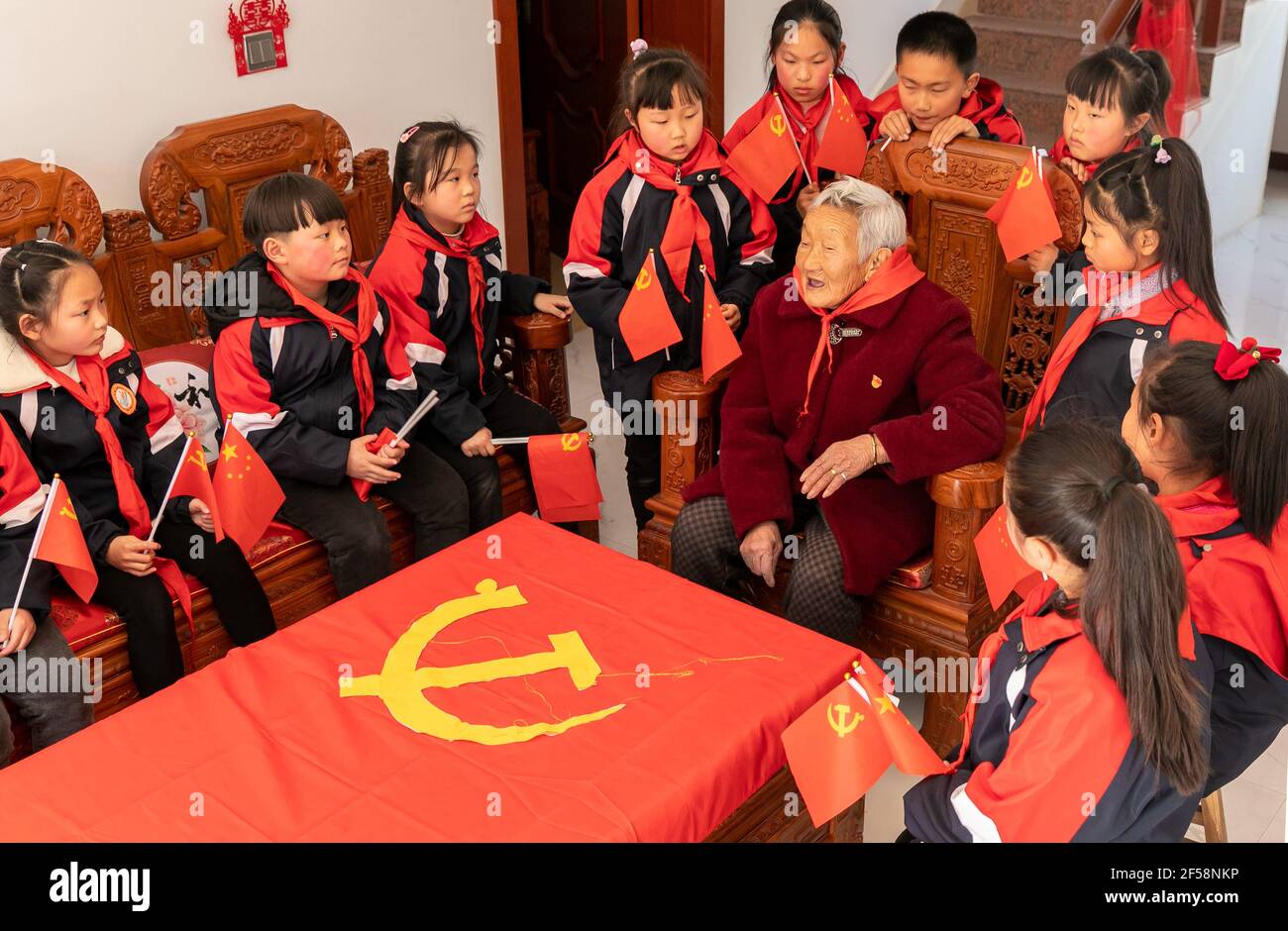 HAI'AN, CHINE - le 25 MARS 2021 - les élèves du primaire écoutent Gu Guangying, un ancien membre du Parti communiste avant la fondation de la République populaire de Chine, raconter des histoires sur la guerre anti-japonaise à Hai 'an, dans la province de Jiangsu, dans l'est de la Chine, le 25 mars 2021. (Photo de Zhai Huiyong / Costfoto/Sipa USA) crédit: SIPA USA/Alay Live News Banque D'Images