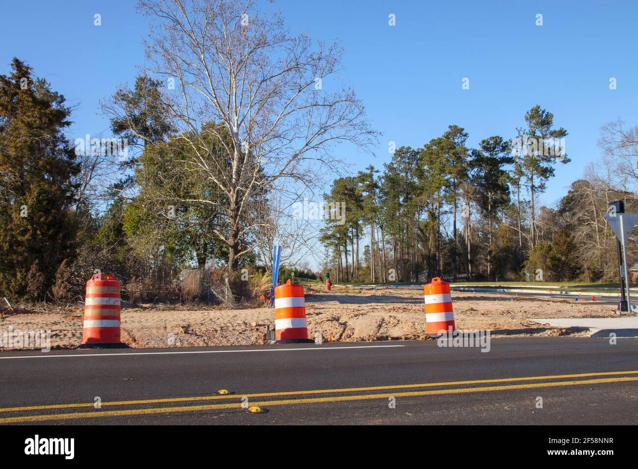 Augusta, GA USA - 02 23 21: Cônes sur une route à un chantier de construction vue à distance Banque D'Images