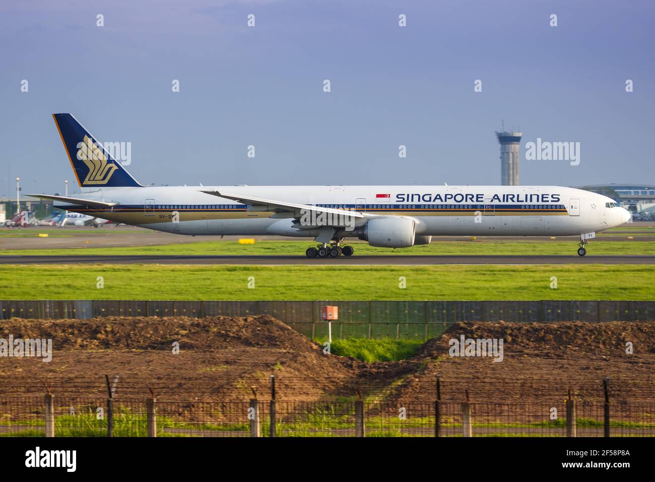 Jakarta, Indonésie – 27. Janvier 2018 : Boeing 777-300 de Singapore Airlines à l'aéroport de Jakarta (CGK) en Indonésie. Boeing est un fabricant d'avions bas Banque D'Images