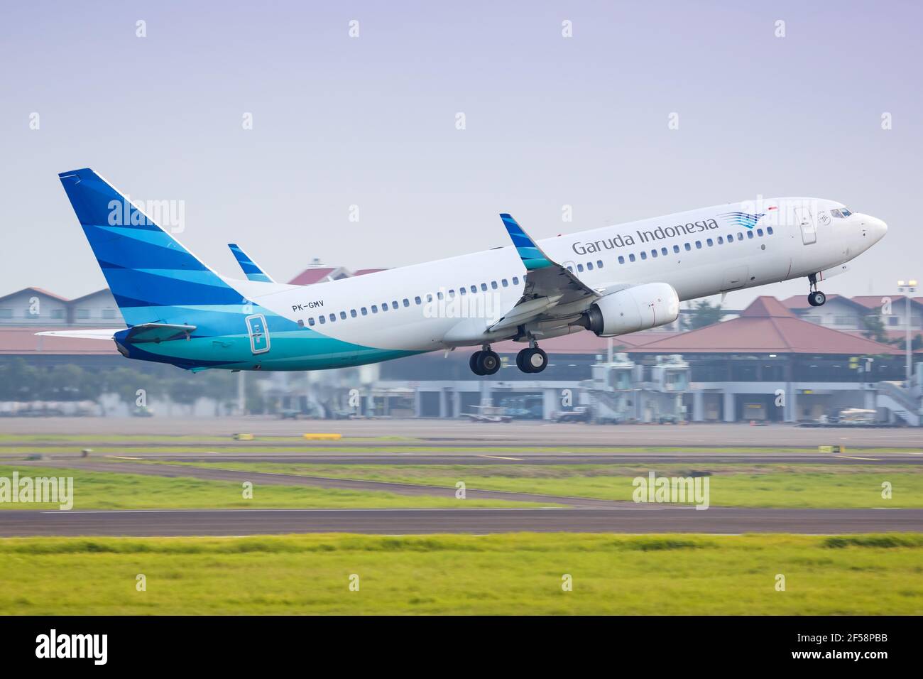 Jakarta, Indonésie – 27. Janvier 2018 : Boeing 737-800 Garuda Indonesia à l'aéroport de Jakarta (CGK) en Indonésie. Boeing est un fabricant d'avions basé Banque D'Images