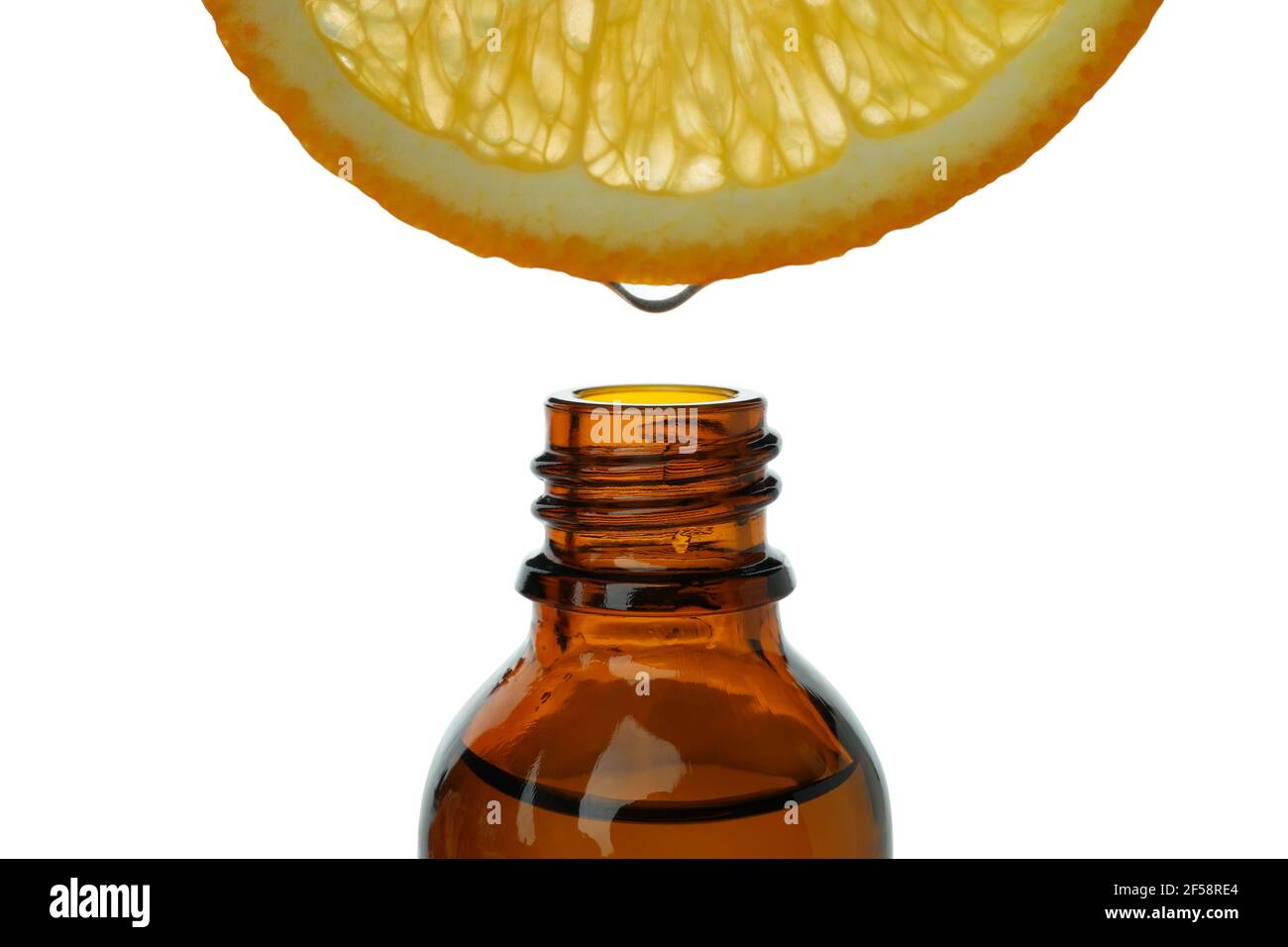 Orange avec une goutte de jus sur la bouteille isolée arrière-plan blanc  Photo Stock - Alamy