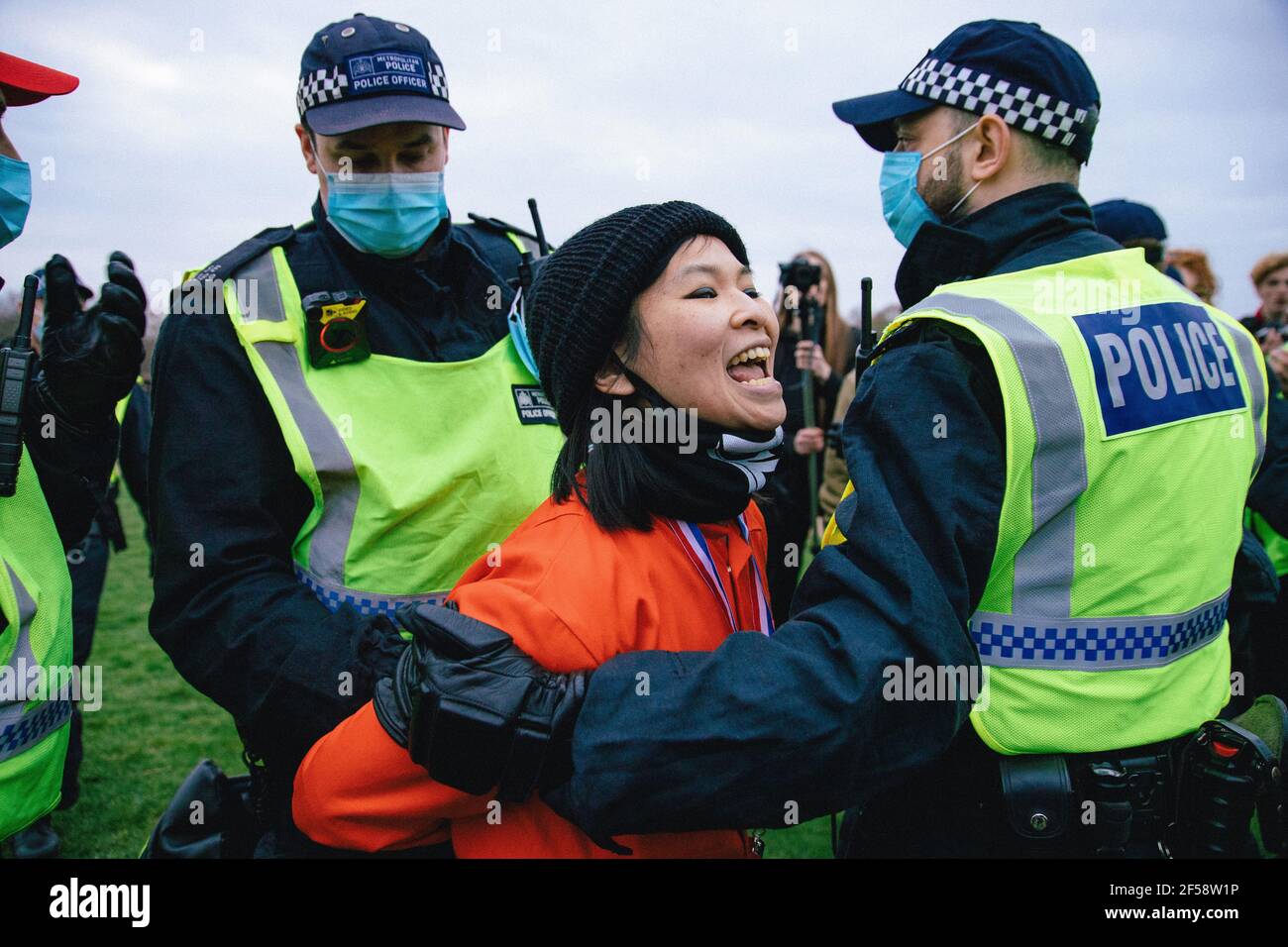 Londres, Royaume-Uni, le 20 mars 2021. Près de 6000 manifestants anti-verrouillage et anti-vaccination et ceux contre la police, le crime, la peine et les tribunaux Bill march dans le centre de Londres. La manifestation a commencé à Hyde Park avec une série d'arrestations et une allocution de Piers Corbyn qui se présente pour le maire de Londres, qui a défilé sans problèmes dans le centre de Londres et s'est terminée par une opposition tendue à Hyde Park entre environ 200 manifestants restants et la police anti-émeute. Une femme asiatique criait « pourquoi suis-je arrêté » alors qu'elle est détenue par la police Banque D'Images