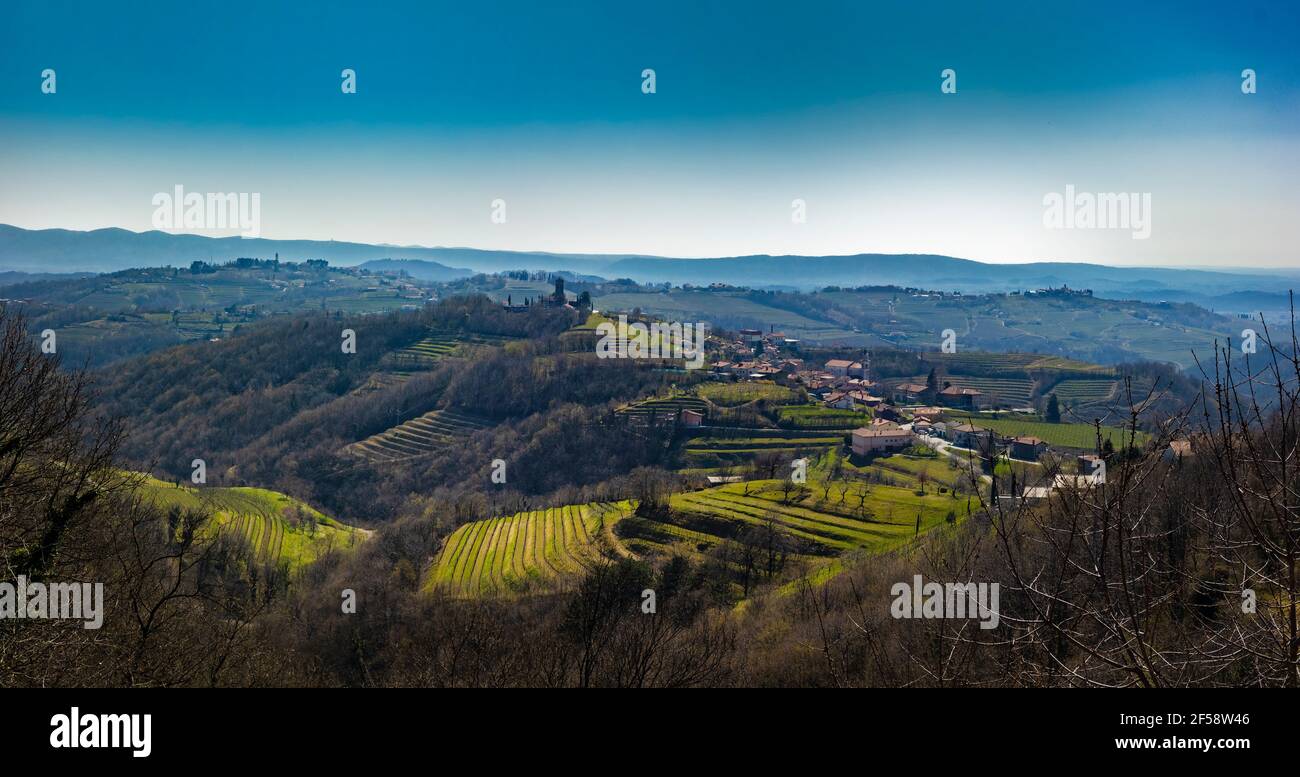 Kojsko Village Panorama dans les environs. Vue panoramique sur la surface cultivée au début du printemps. Vue arrière. Banque D'Images