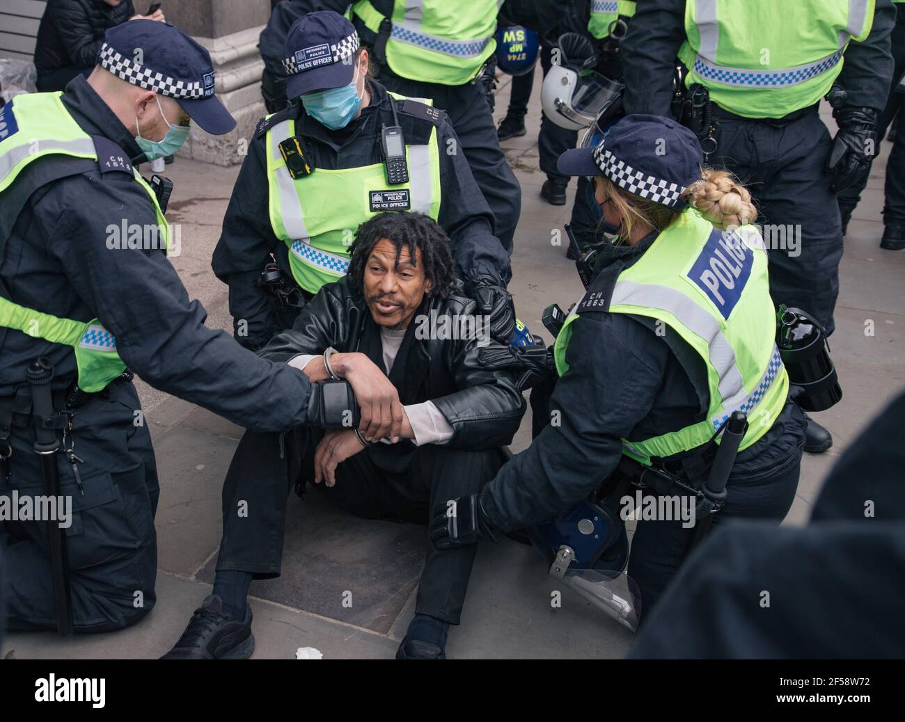 Londres, Royaume-Uni, le 20 mars 2021. Près de 6000 manifestants anti-verrouillage et anti-vaccination et ceux contre la police, le crime, la peine et les tribunaux Bill march dans le centre de Londres. La manifestation a commencé à Hyde Park avec une série d'arrestations et une allocution de Piers Corbyn qui se présente pour le maire de Londres, Il a marché sans problème dans le centre de Londres et a terminé par un stand tendu à Hyde Park entre environ 200 manifestants et policiers anti-émeutes. Un homme noir est arrêté et détenu sur le terrain par la police Banque D'Images