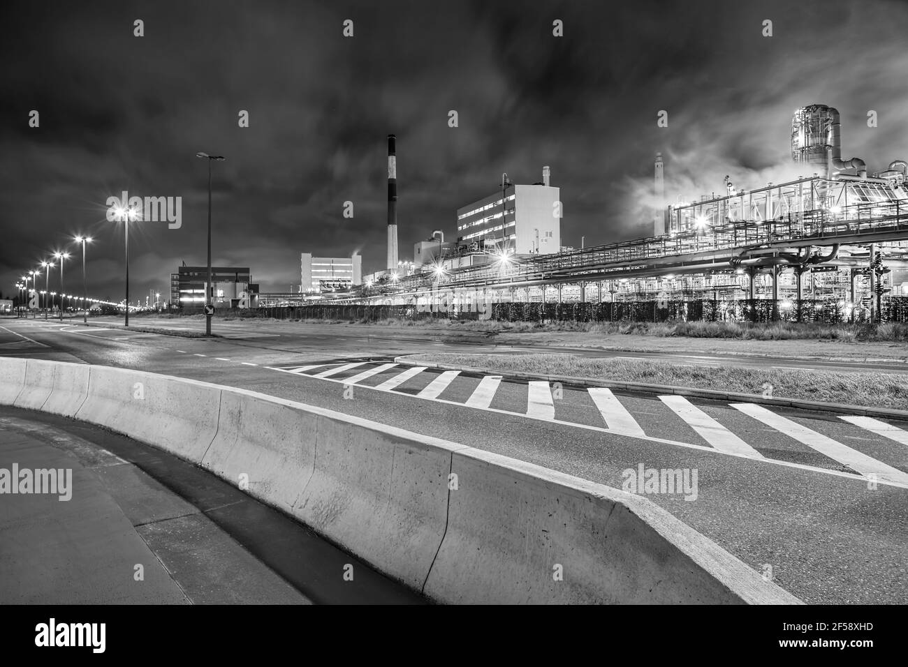 Scène nocturne avec l'industrie routière et pétrochimique en arrière-plan la nuit. Port d'Anvers, Belgique. Banque D'Images