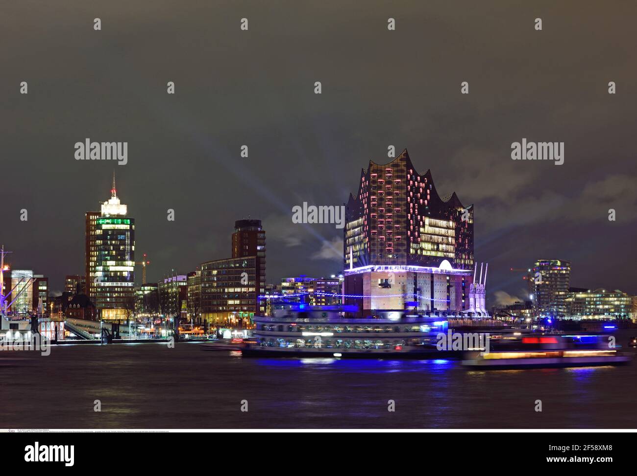 Géographie / Voyage, Europe, Allemagne, Hambourg, salle Philharmonique d'Elbe la nuit avec illuminatio festif, droits-supplémentaires-déstockage-Info-non-disponible Banque D'Images