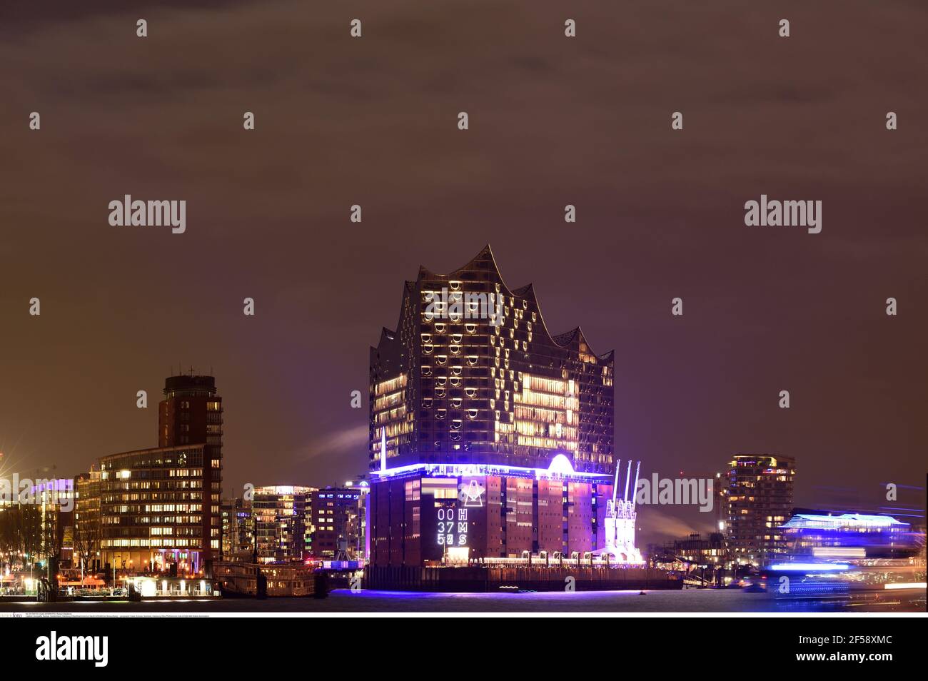 Géographie/voyage, Europe, Allemagne, Hambourg, salle philharmonique d'Elbe la nuit avec éclairage festif, droits supplémentaires-déstockage-Info-non-disponible Banque D'Images