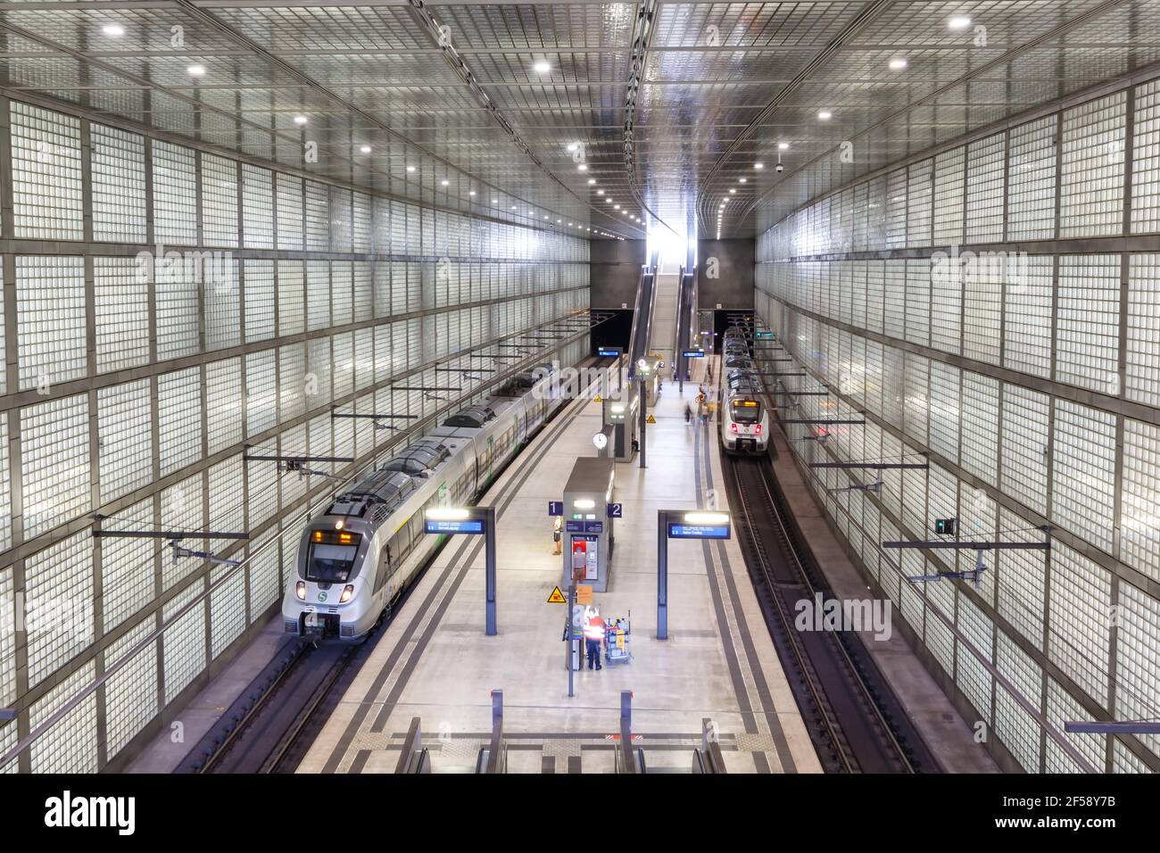 Leipzig, Allemagne - 19 août 2020 : S-Bahn Leipzig City-tunnel gare Wilhelm-Leuschner-Platz S Bahn en Allemagne. Banque D'Images