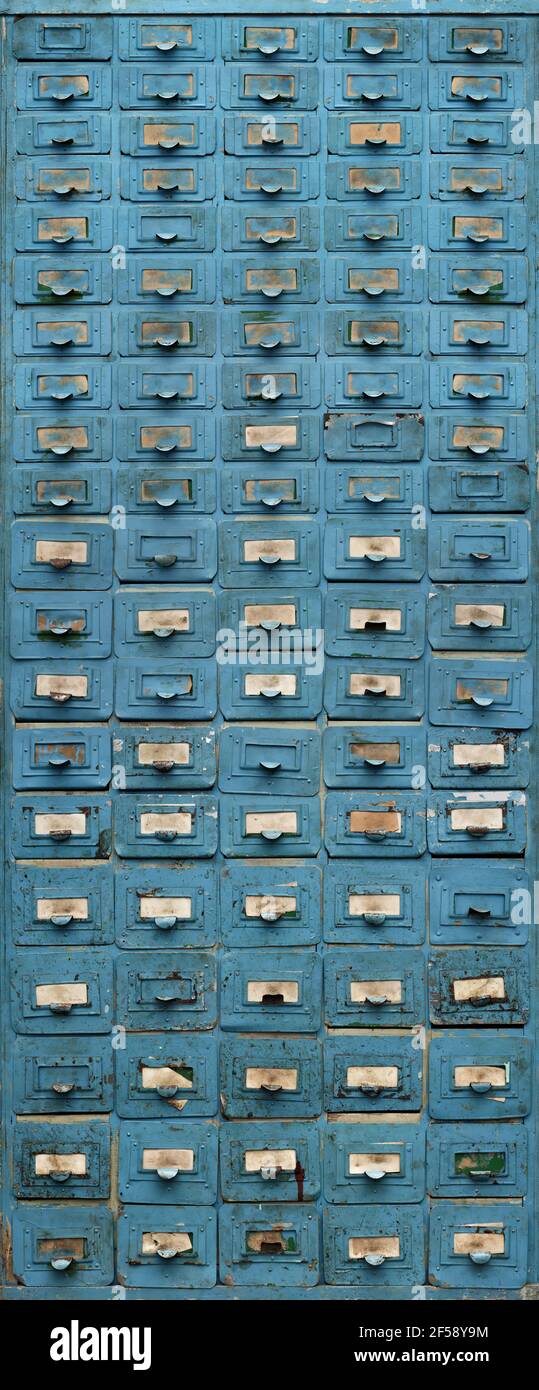 Arrière-plans et textures: Boîtier en métal bleu avec tiroirs, très vieux, tordus, corrodés et déchirés, vue avant, gros plan Banque D'Images